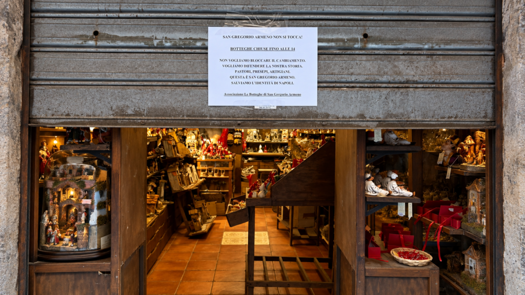 San Gregorio Armeno, botteghe in protesta contro i souvenir: Artigianà chiede controlli