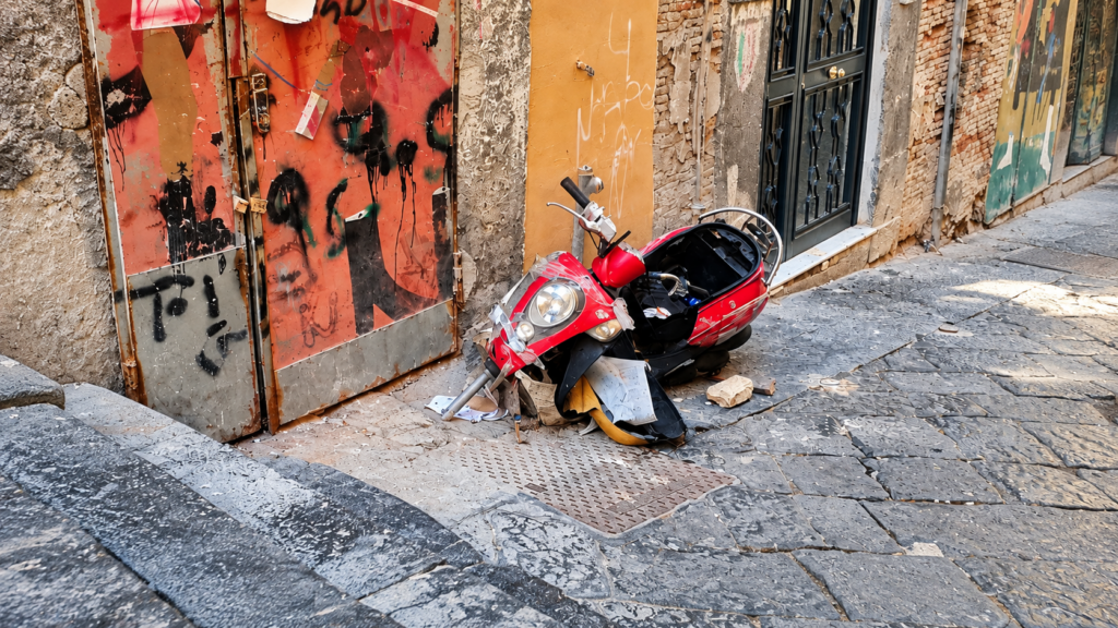 Quartieri Spagnoli sfasciacarrozze, cinque motorini abbandonati in una settimana